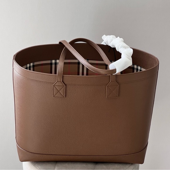Burberry Leather Tote in Earth - Picture 3 of 12